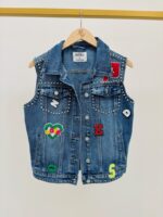 Veste en Jean Sans Manches à Patchs – Image 2