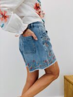 Short En Jean Brodé Fleuri – Image 6