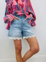 Short En Jean Brodé À Finition Dentelle