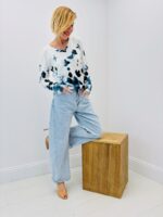 Pull Maille Fine À Col Rond Imprimé Papillons Bleu Nuit – Image 3