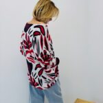 Pull Maille Fluide À Col V Imprimé Feuillage Graphique Rouge Et Noir