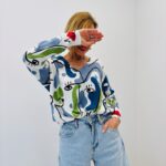 Pull Maille Fluide À Col V Imprimé Visage Artistique Moderne