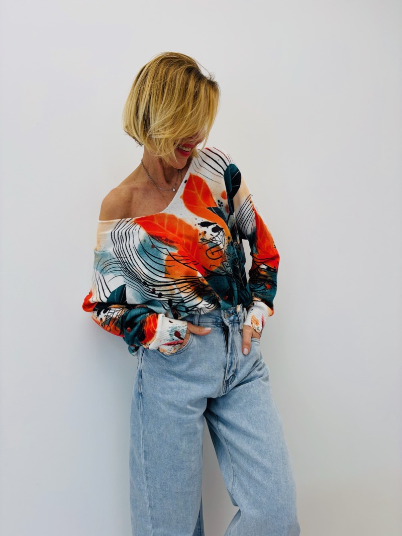 IMG_9140 Pull Maille Fluide À Col V Imprimé Feuilles Artistiques Contrastées – Image 1