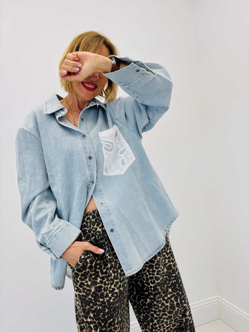 IMG_9428 Chemise Denim À Détail Dentelle Esprit Casual Chic – Image 1