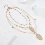 Collier Multiple Doré À Médaillons Romantiques Et Cordon Nude