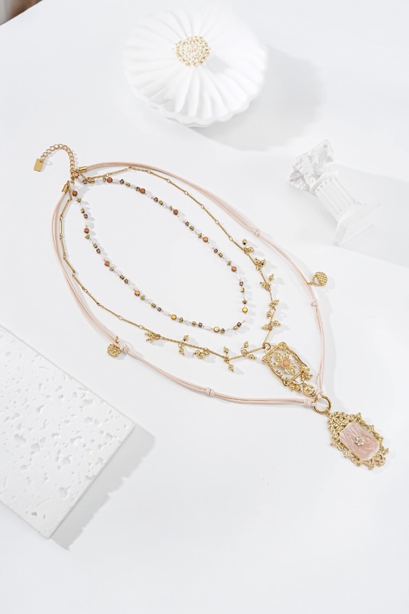 Photoroom_20260303_144017 Collier Multiple Doré À Médaillons Romantiques Et Cordon Nude – Image 1