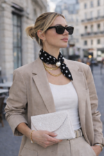 Petit Foulard Aimanté Perle Élégance Graphique