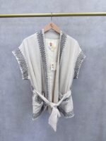 Veste Sans Manches Brodée Bohème – Coupe Fluide Ceinturée – Image 5