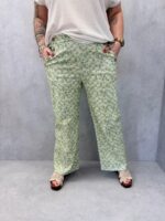 Pantalon Grande Taille Imprimé Fleuri – Coupe Fluide & Détails Boutonnés – Image 3