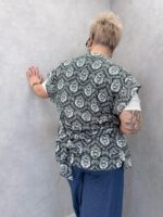 Veste Sans Manches Brodée Bohème – Coupe Fluide Ceinturée – Image 4