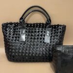 Sac Tressé Avec Pochette Assortie Finition Métallisée Chic