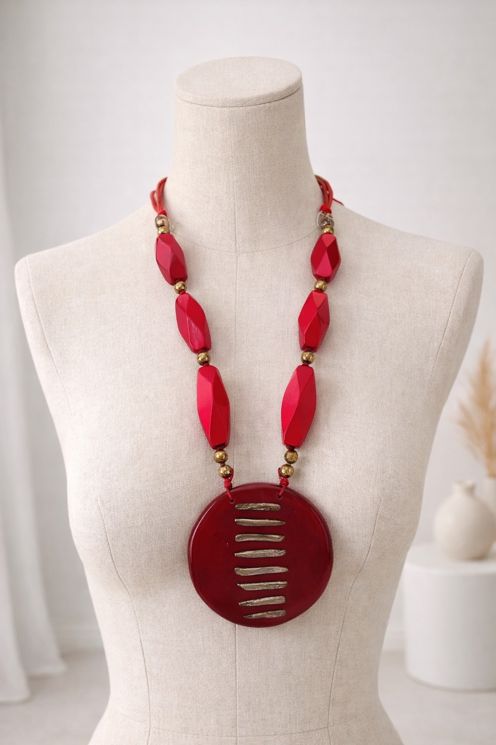 4B3A0521-E971-4C3F-AB7B-A929AE991B4C Collier rouge élégant – Image 1