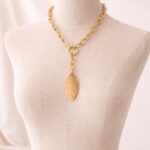 Collier avec Pendentif Croisé et Feuille - Création Exclusive