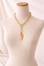 Collier avec Pendentif Croisé et Feuille - Création Exclusive