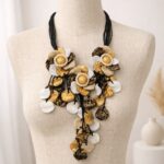 Collier floral texturé