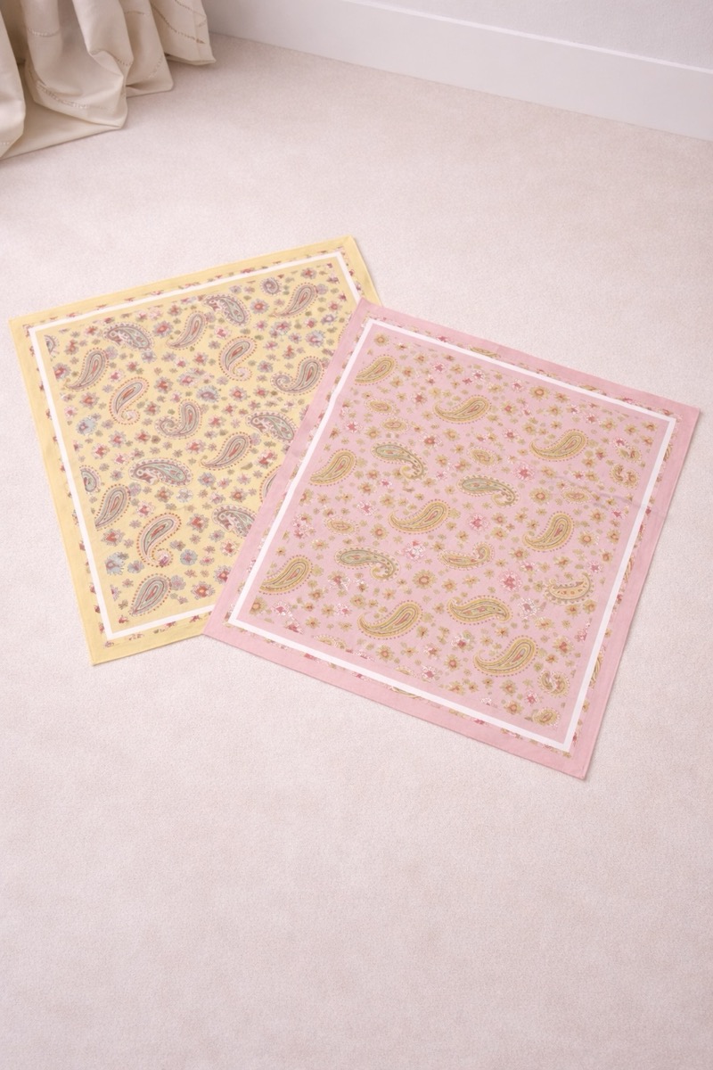 F8C59449-7EC2-47B2-9859-ABAD068B38EA Carré motif bandana – Image 1