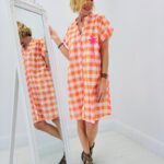 Robe Courte À Carreaux Orange Et Détail Palmier