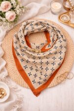 Foulard Imprimé Avec Bijou Aimanté – Image 3
