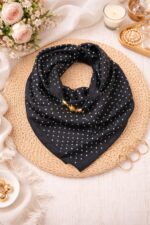 Foulard À Pois Avec Bijou Aimanté