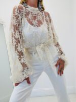 Blouse dentelle ceinturée