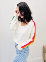 Pull avec bandes colorées – Image 4