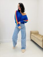 Pull avec bandes colorées – Image 7