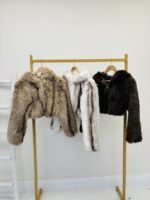 Veste fausse fourrure coupe courte – Image 2