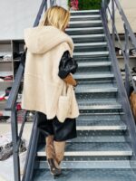 Veste sans manches à capuche en fausse fourrure - Marque Giovanni – Image 8