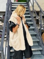 Veste sans manches à capuche en fausse fourrure - Marque Giovanni – Image 9