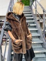 Veste sans manches à capuche en fausse fourrure - Marque Giovanni – Image 5
