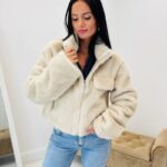Veste coupe courte en fausse fourrure