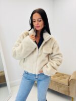 Veste coupe courte en fausse fourrure