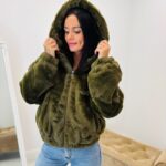 Veste à capuche en fausse fourrure