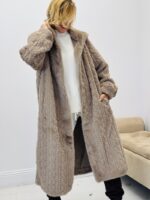 Manteau fausse fourrure à capuche – Image 9