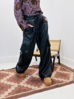 Pantalon simili cuir style cargo – Image 8