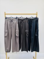 Pantalon simili cuir style cargo – Image 2