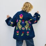 Veste en jean broderies fluo