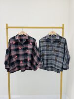 Chemise à carreaux broderies fleurs – Image 2