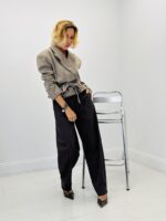 Blazer coupe courte ceinturé avec épaulettes – Image 3