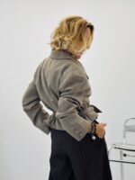Blazer coupe courte ceinturé avec épaulettes – Image 5