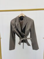 Blazer coupe courte ceinturé avec épaulettes – Image 2