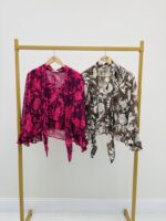 Blouse imprimée volant avec lavallière – Image 2