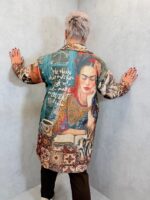 Manteau imprimé Frida Kahlo – Grande Taille – Image 3