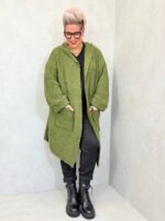 Gilet long à capuche en maille bouclette – Image 3