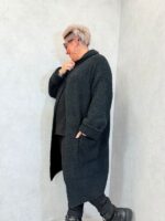 Gilet long à capuche en maille bouclette – Image 7