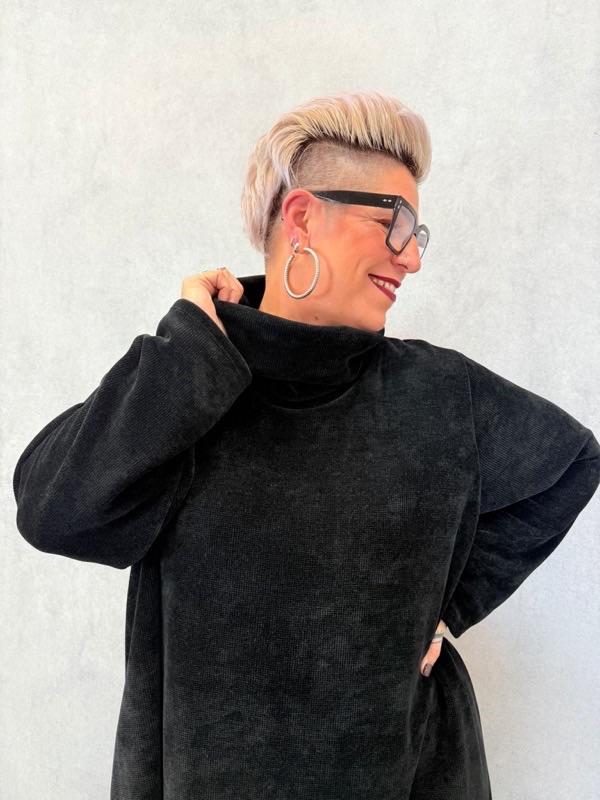 24102025-004 🖤 Pull Poncho Chic à Dentelle – Image 3