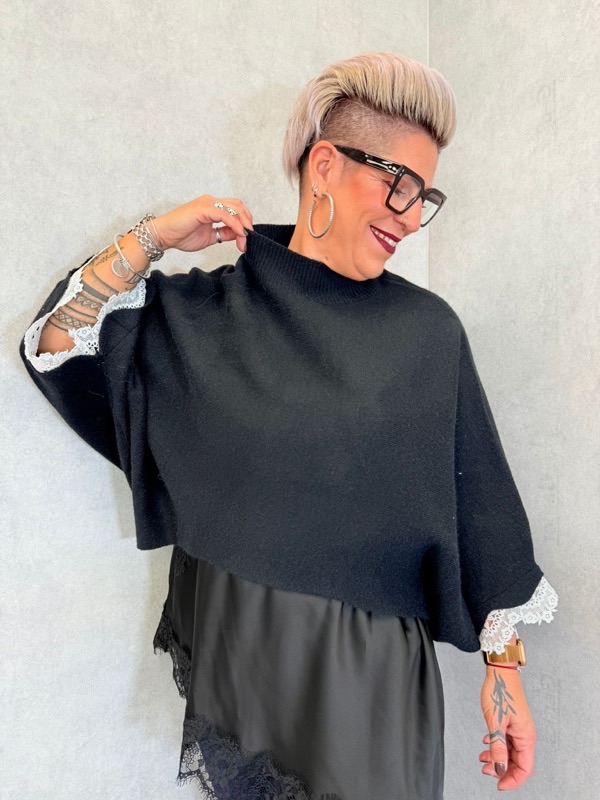 24102025-008 🖤 Pull Poncho Chic à Dentelle – Image 2