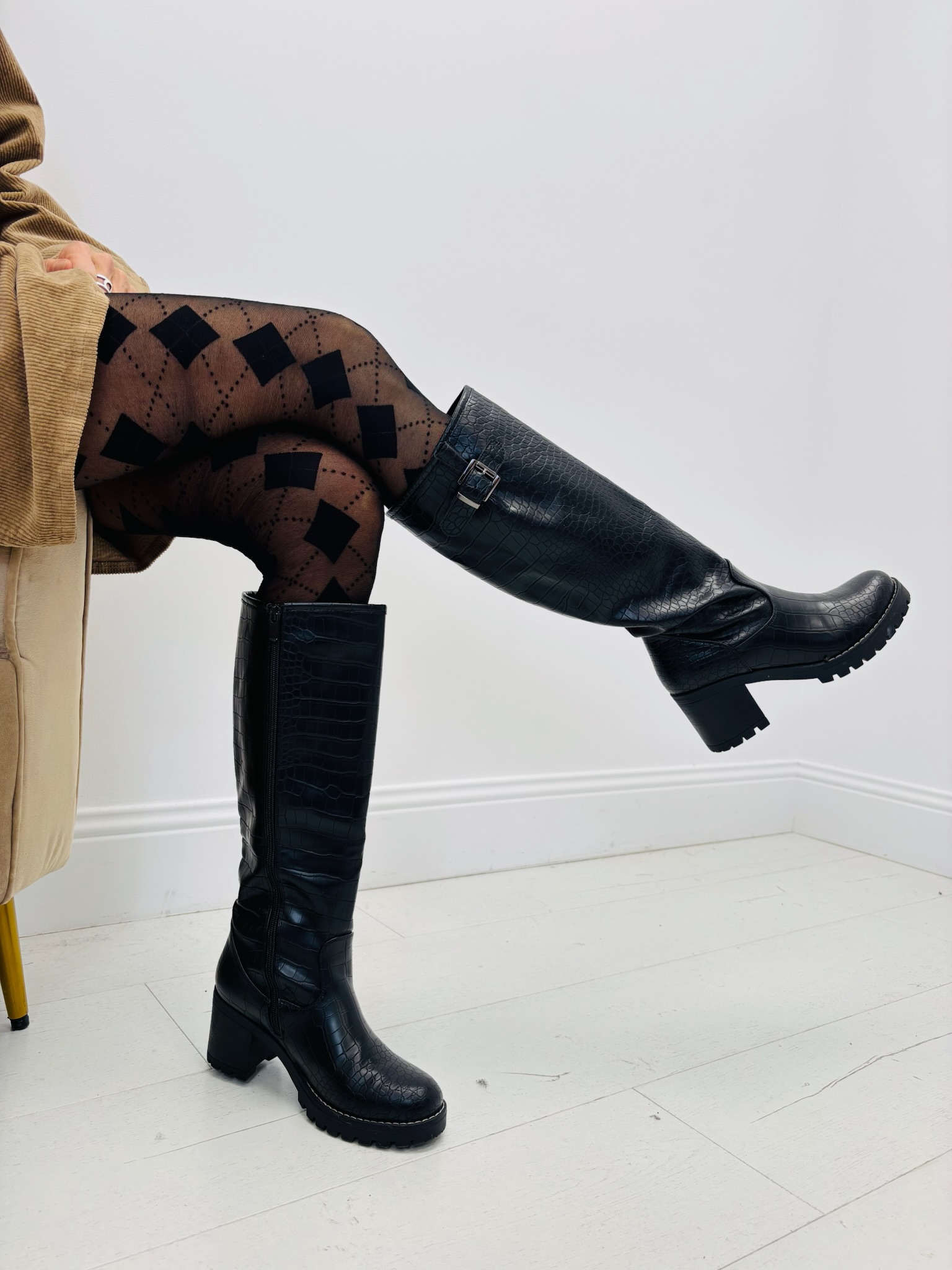 24B942B1-EA9E-4746-A338-63D3481C4CF9 Collant Fantaisie à losanges ajourés – allure chic et graphique – Image 1