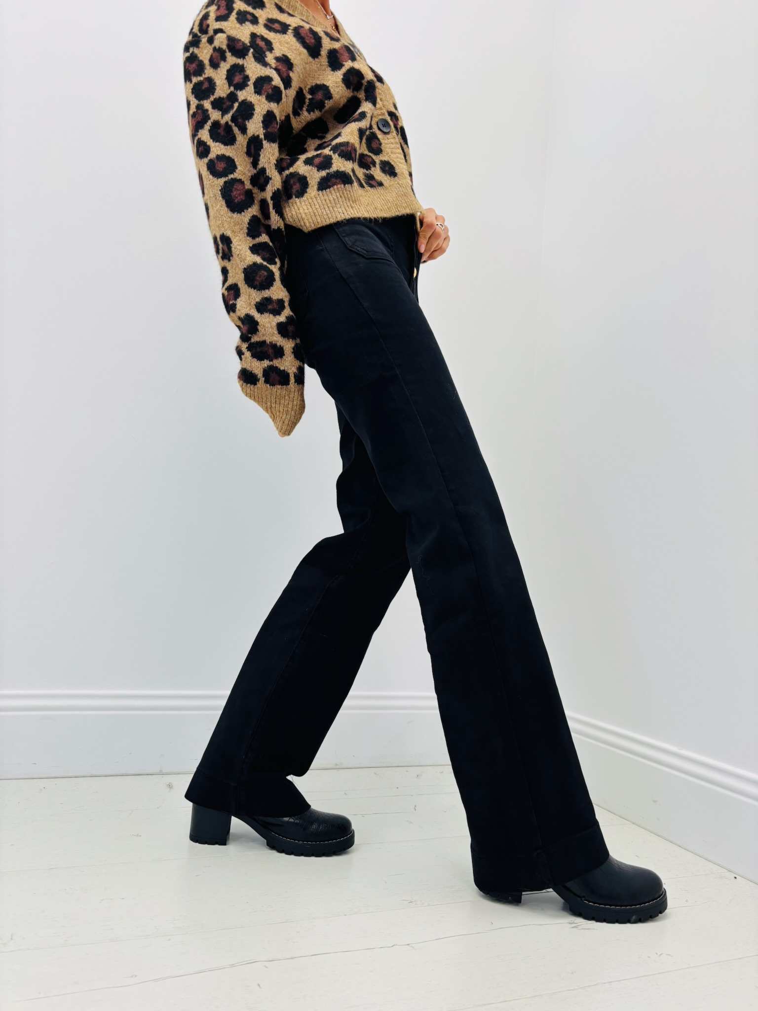 254D22B9-4CDD-4D96-A499-91EA02D0CF19 Jean Wide Leg à boutons dorés – Élégance rétro et allure moderne – Image 4