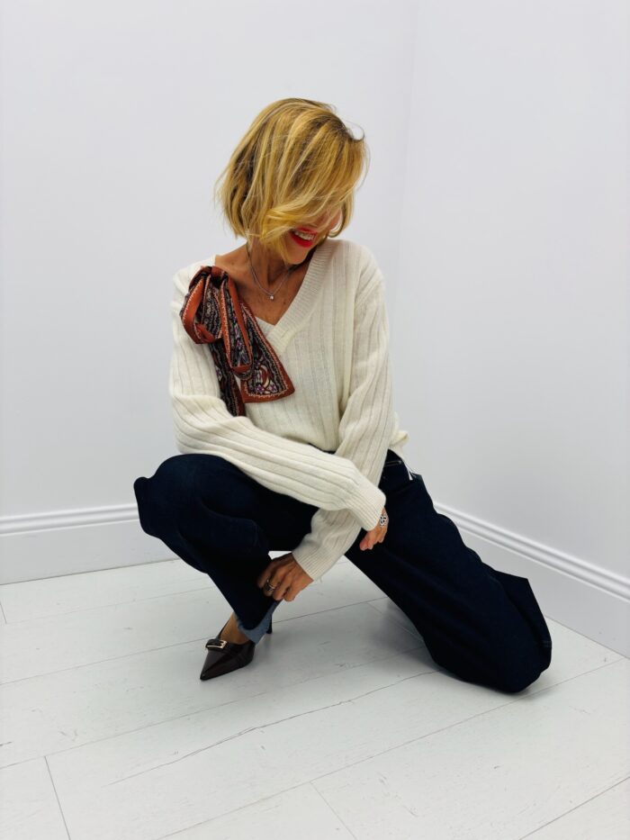 Pull 100 % laine col V avec foulard – Image 3